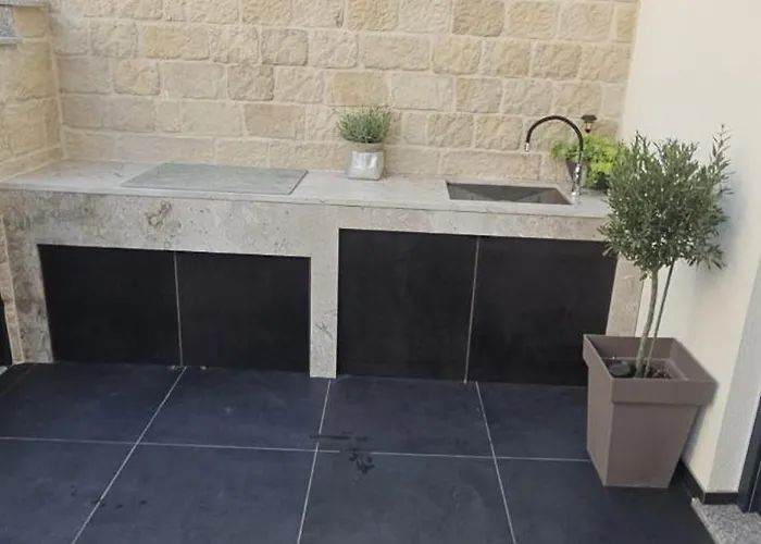 T E A Pag With Hot Tub *