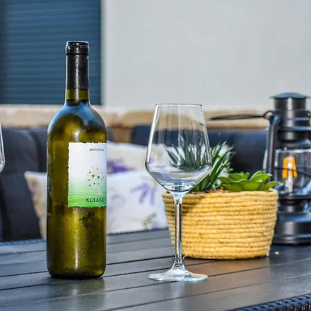 T E A Pag With Hot Tub * פג