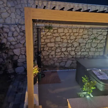 T E A Pag With Hot Tub Apartmán Pag Town
