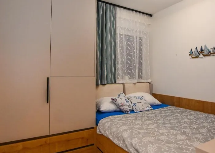 T E A Pag With Hot Tub פג