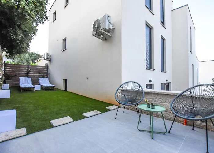 T E A Pag With Hot Tub פג